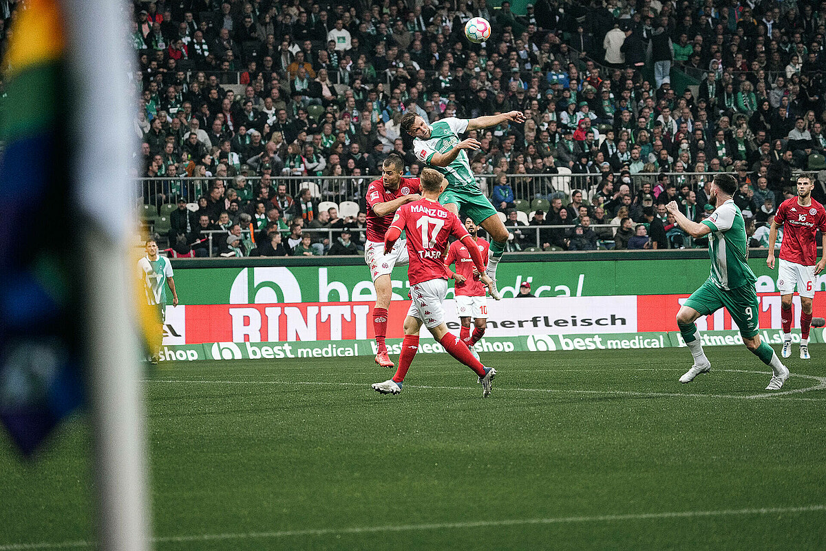 Füllkrug im Kopfballduell