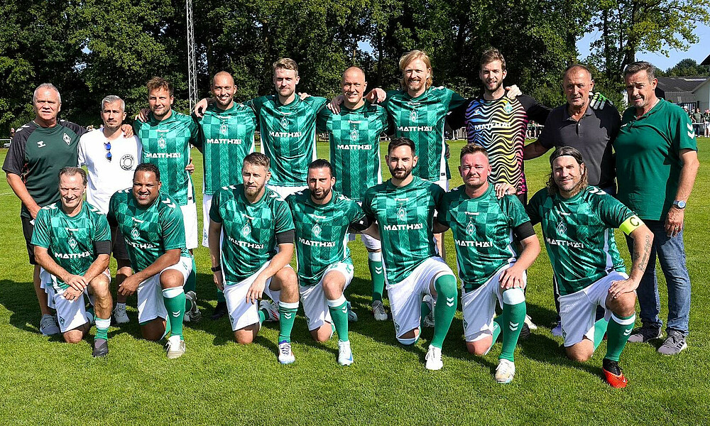 Das Mannschaftsbild der WERDER Legenden vor dem Spiel gegen Vechta. 