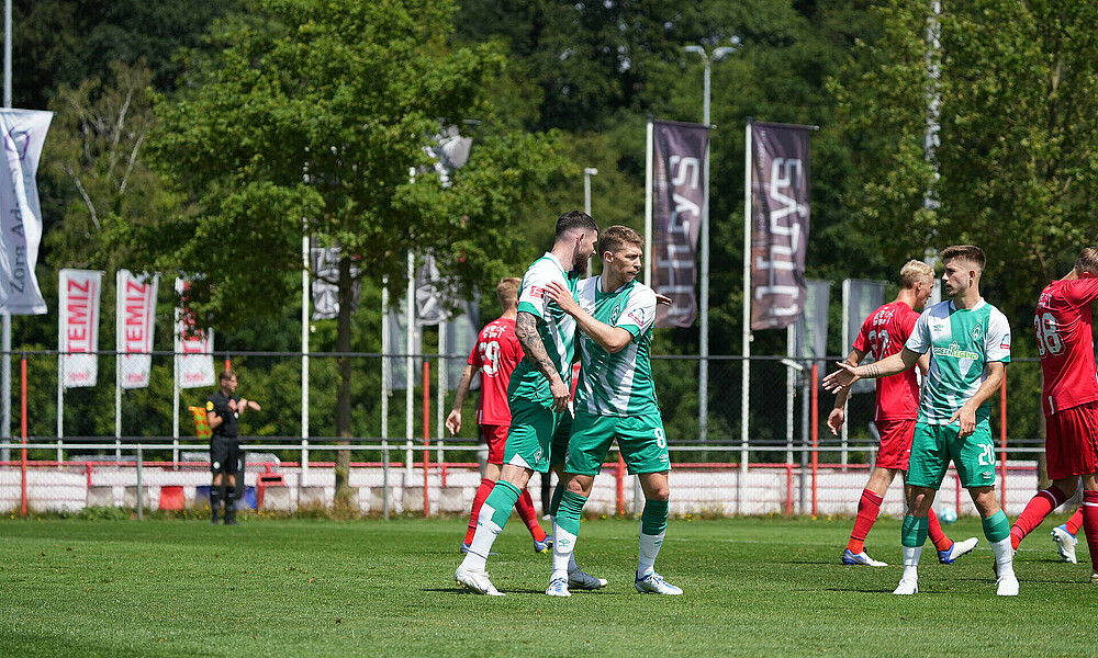 Oliver Burke gratuliert Mitch Weiser zum Treffer im Testspiel. 