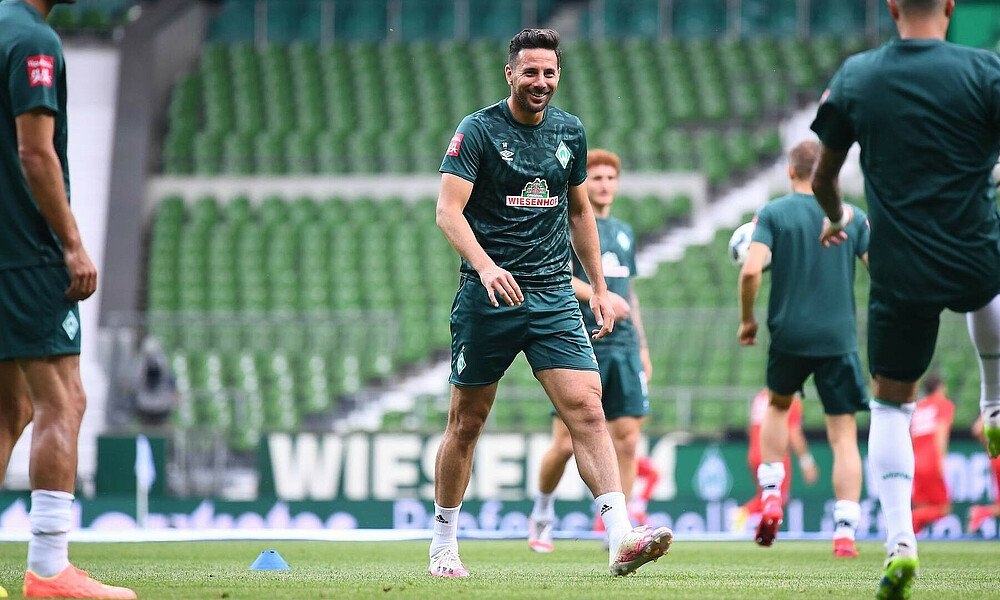Claudio Pizarro beim Aufwärmen im wohninvest WESERSTADION.