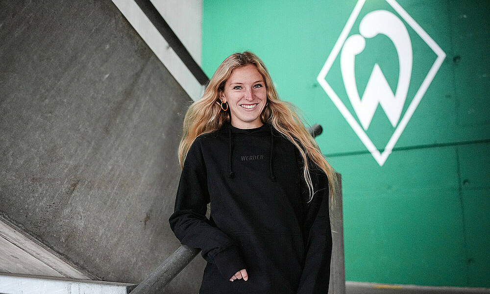 Kaylie Ronan steht im Treppenhaus im Weserstadion.