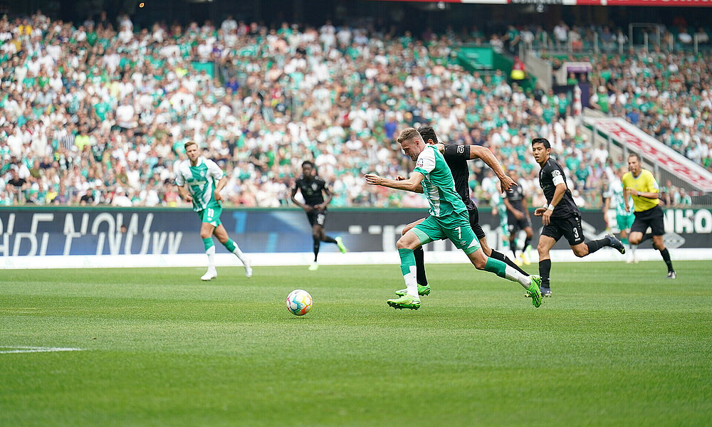 null Marvin Ducksch im Zweikampf