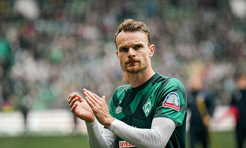 null Christian Groß applaudiert den Fans.