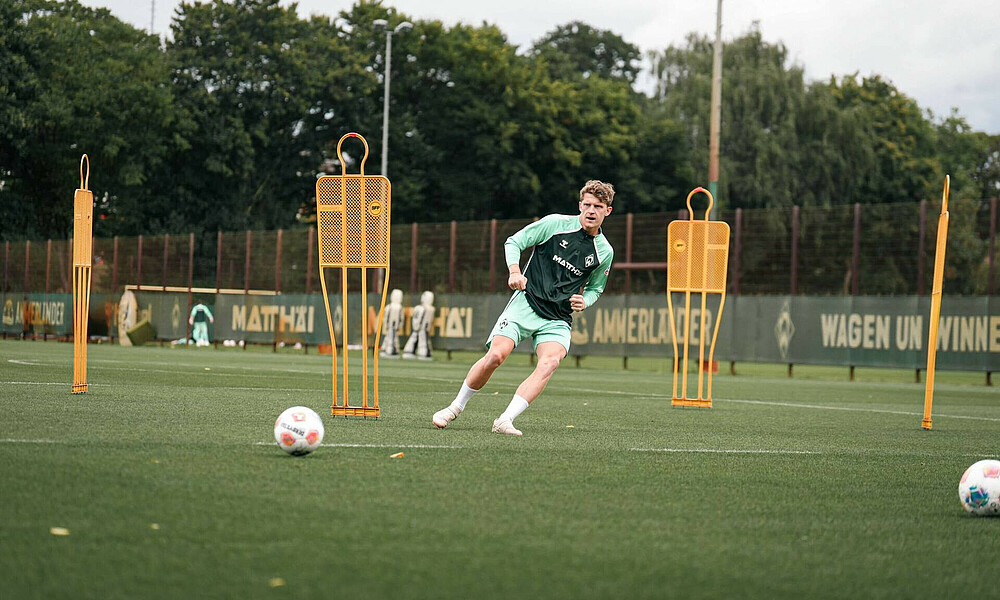 null Jens Stage arbeitet mit Ball am Fuß.
