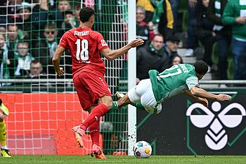 null Leweling holt Agu von den Beinen.