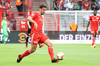 null Rani Khedira am Ball