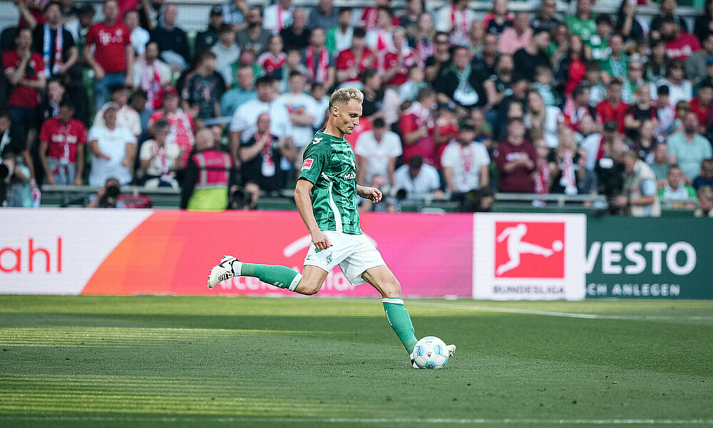 Amos Pieper schlägt einen langen Ball. 