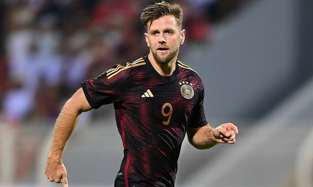 Niclas Füllkrug im schwarzen Trikot von Deutschland.