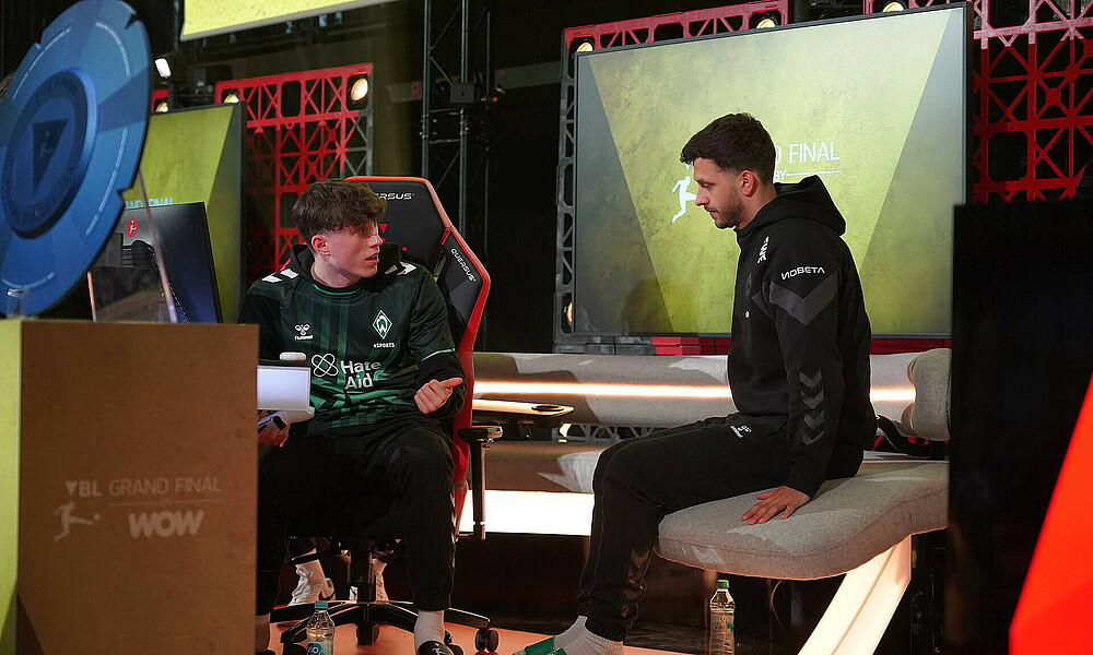 Henning redet mit seinem Trainer 