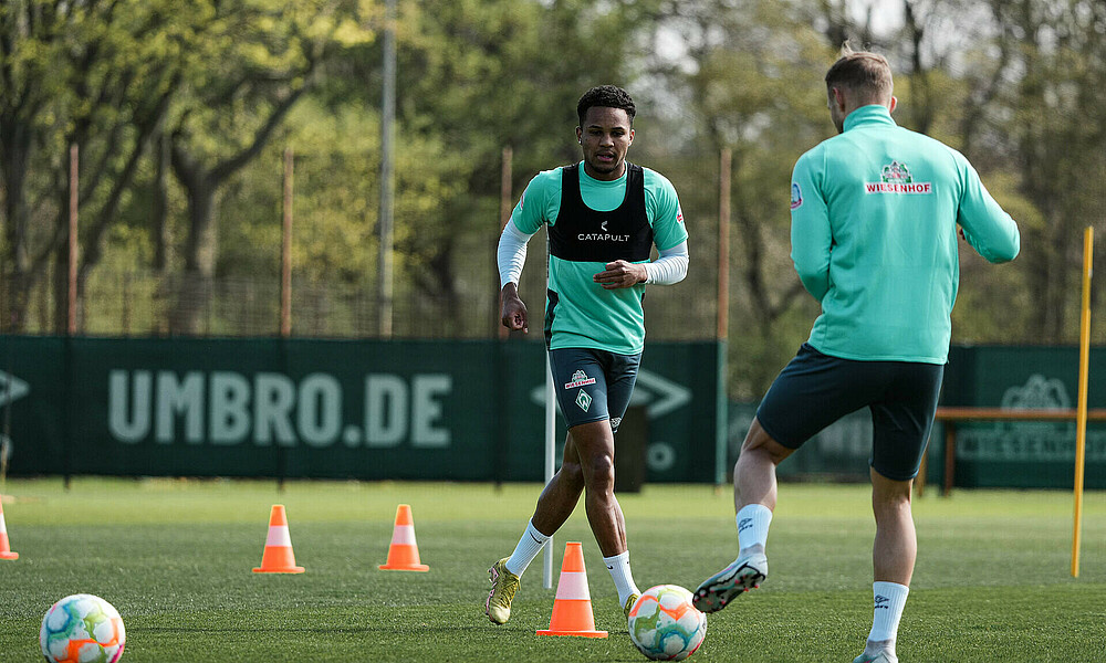 null Felix Agu beim individuellen Training auf dem Platz.