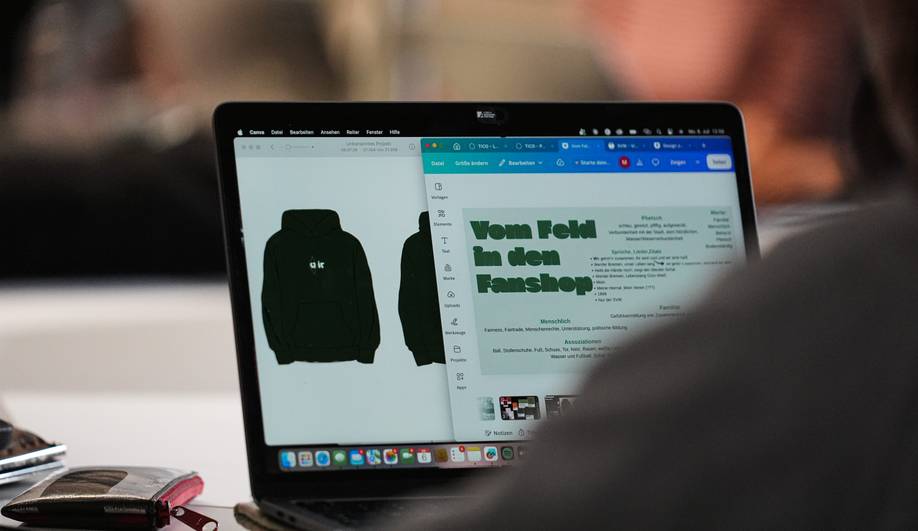 Laptop Bildschirm zeigt ein Hoodie Design und die Überschrift "Vom Feld in den Fanshop"