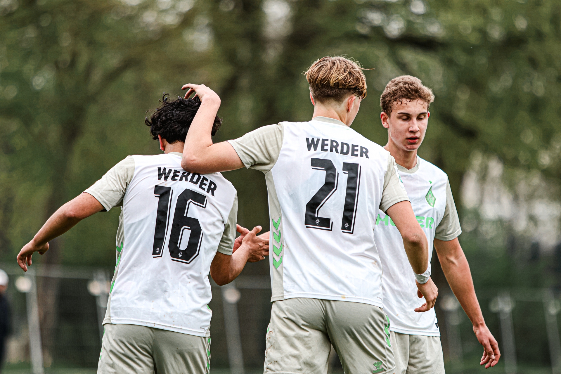 Die Spieler der U23 umarmen sich beim Jubel.