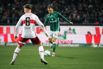Senne Lynen hat den Ball am Fuß und ist dabei einen Pass zu spielen. Ihm gegenüber steht Angelo Stiller, der unscharf von hinten zu sehen ist.