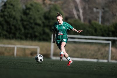 Sarah Ernst setzt zum Pass an im grünen Heimtrikot.