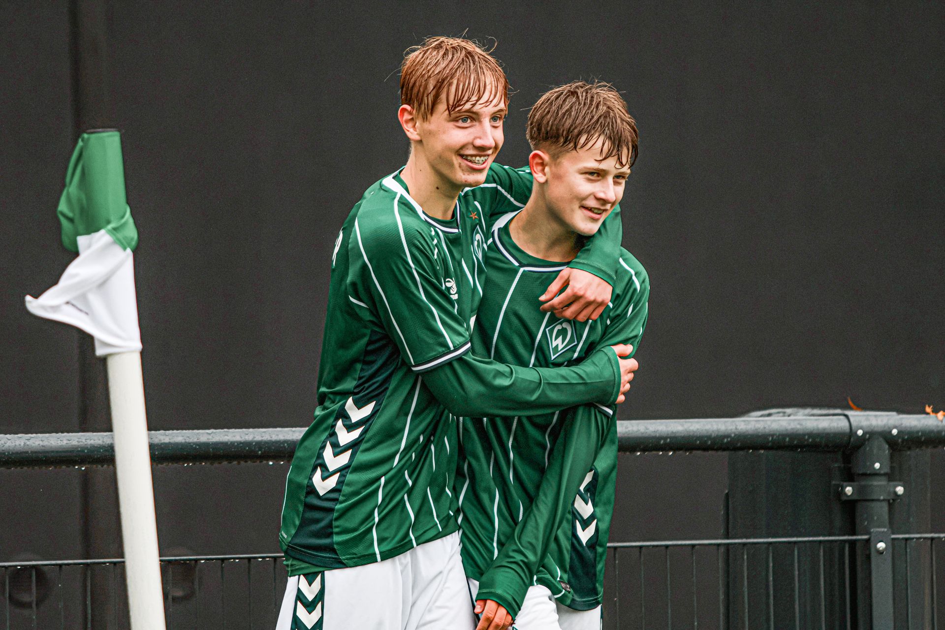 Die Spieler der U23 beim gemeinsamen Jubel auf dem Rasen.