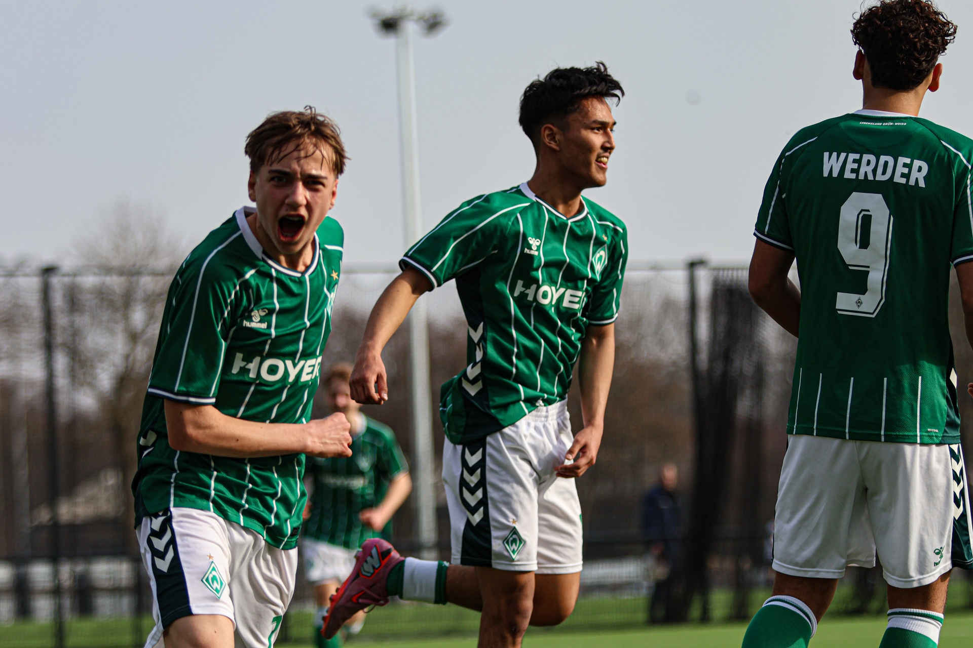 Ein Spieler der U16 jubelt in die Kamera.