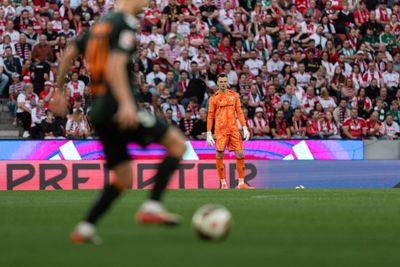 Karl Hein mit Blick auf Regeer, der den Ball am Fuß hat.