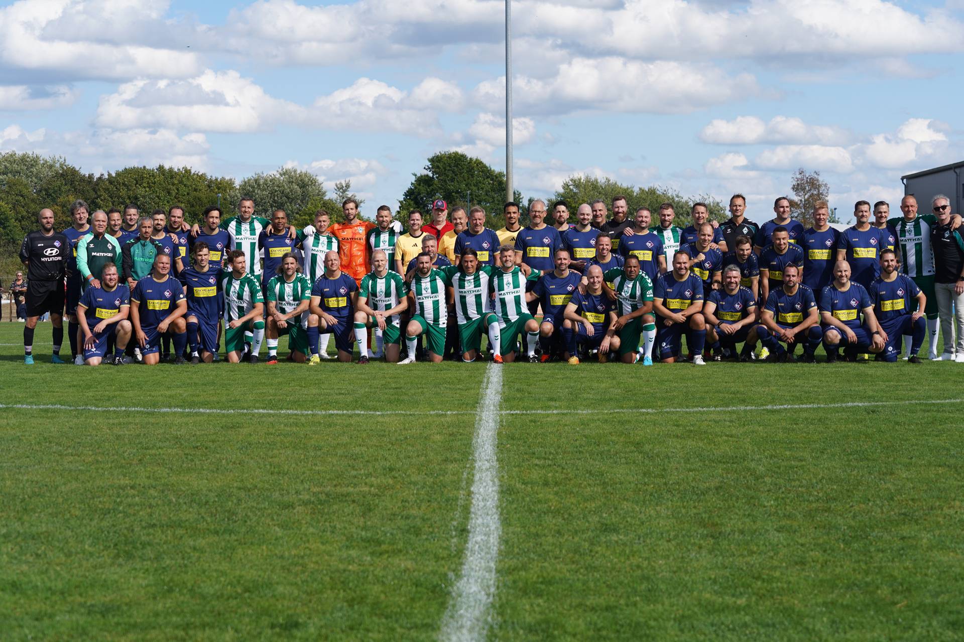 Ein Gruppenfoto der Werder Legenden mit beiden Teams.