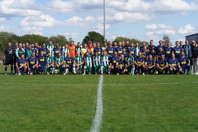 Ein Gruppenfoto der Werder Legenden mit beiden Teams.