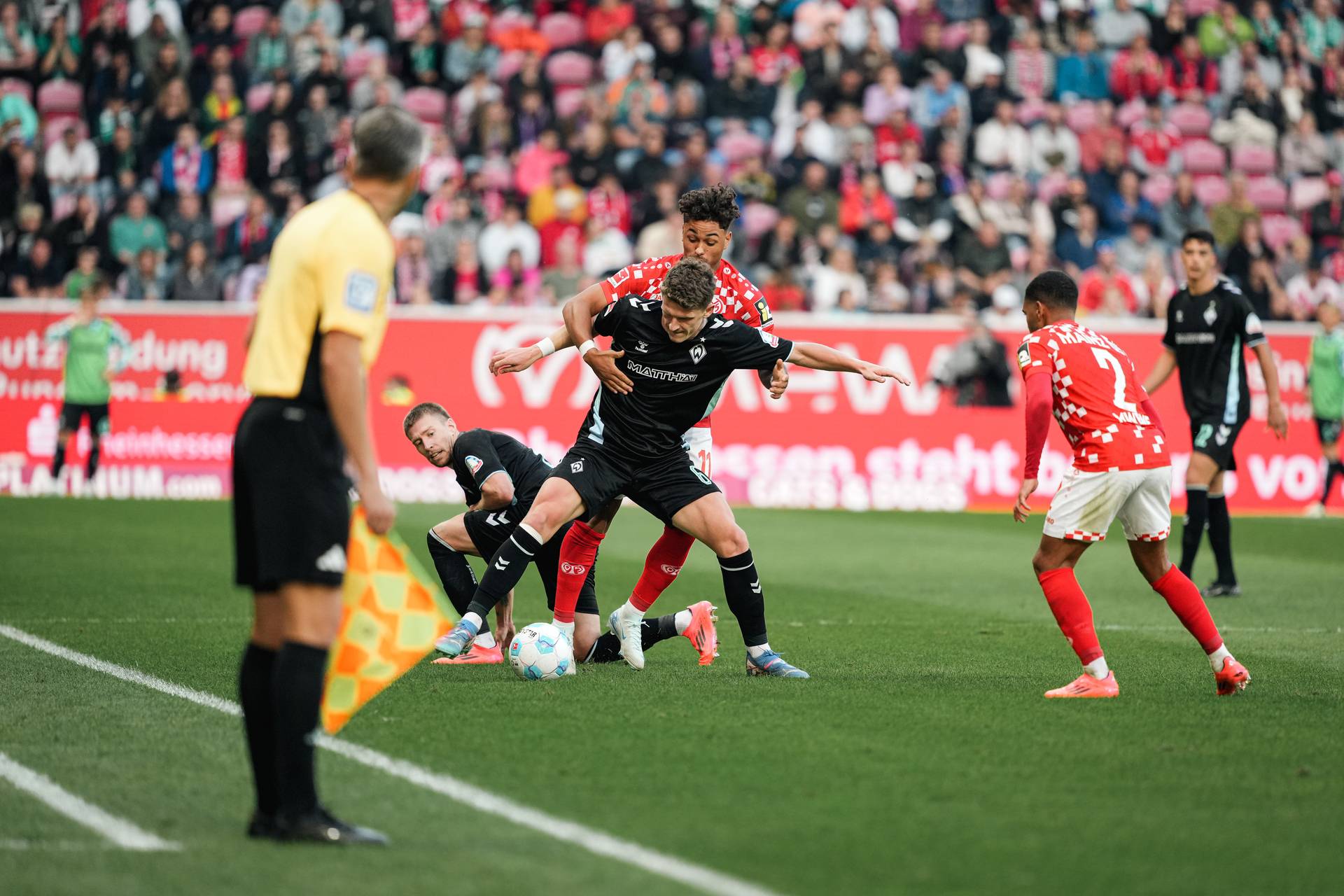Jens Stage im harten Zweikampf mit einem Mainzer Gegenspieler.