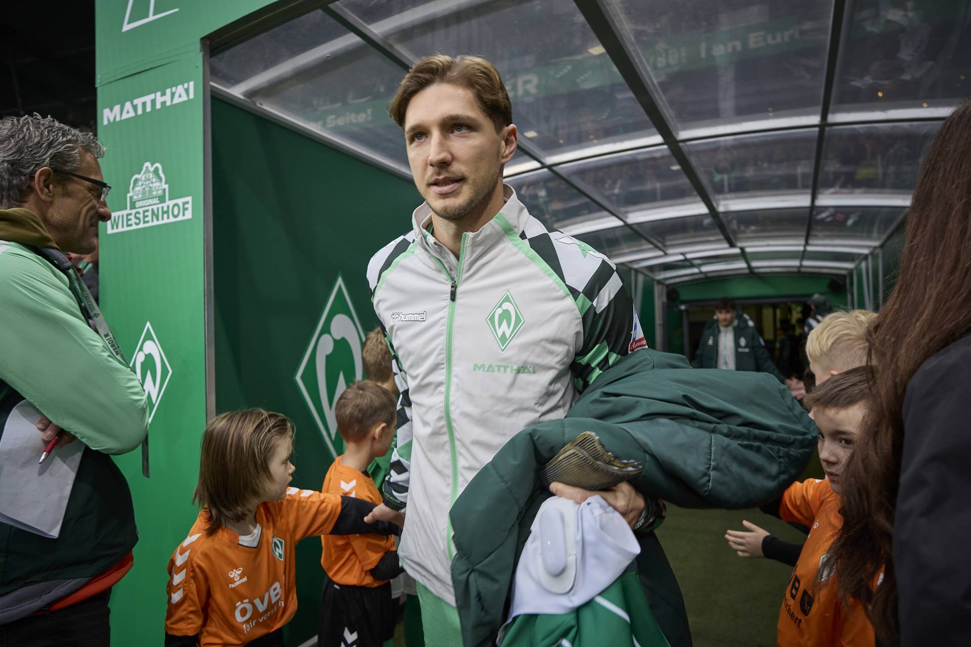 Niklas Stark kommt mit einer Jacke in der Hand aus dem Spielertunnel.