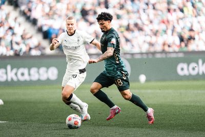 Cameron Puertas holt zum Abschluss aus, Nico Elvedi versucht diesen zu unterbinden.