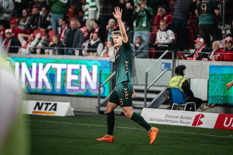 Jens Stage im Trikot-Third nach seinem Tor in Mainz - er winkt zur Gästekurve.