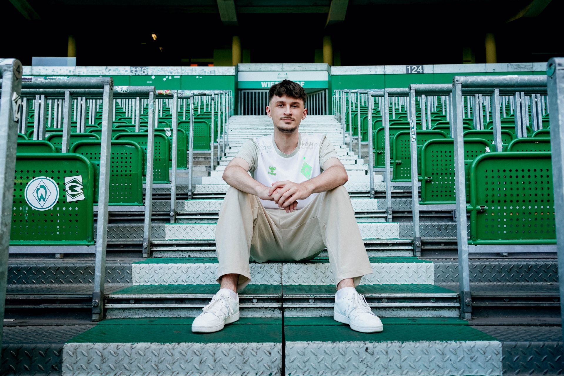 Jannik sitzt auf der Tribüne des Weserstadions
