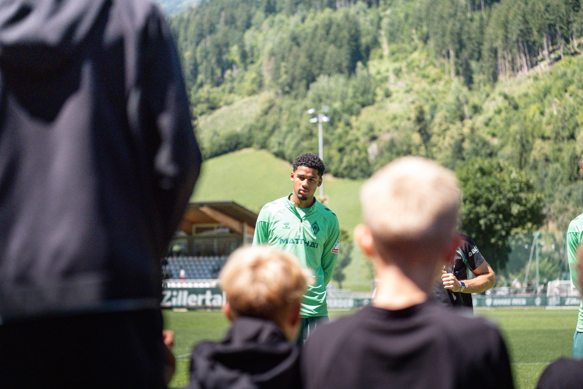 Salim Musah steht vor einer Gruppe Kinder.