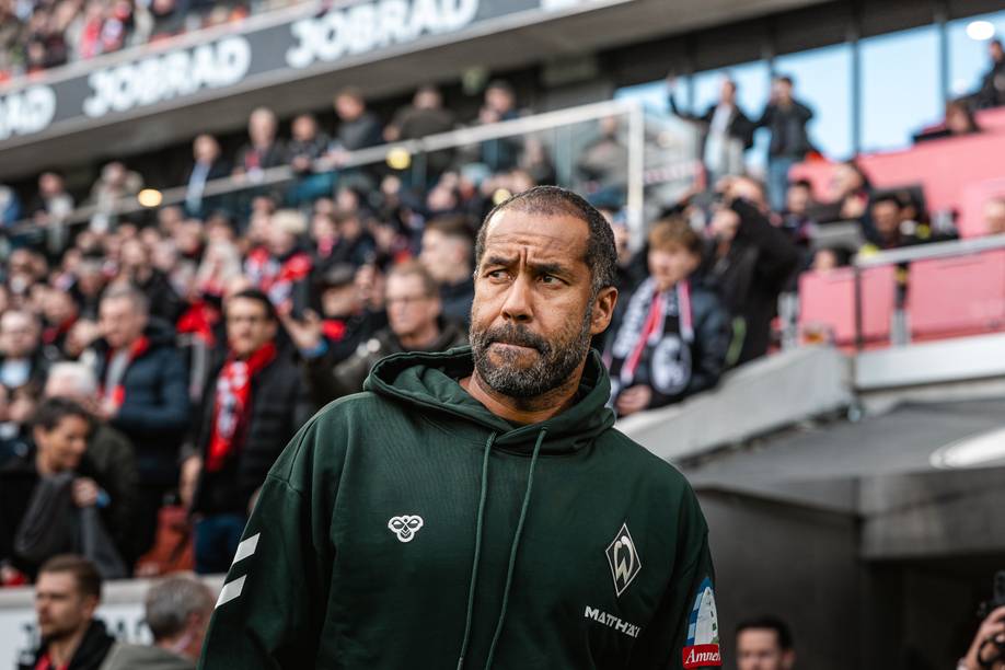 Daniel Thioune am Seitenrand in Freiburg.