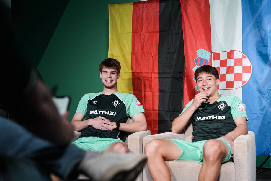 Mick Schmetgens und Patrice Covic vor einer Deutschland- und Kroatien-Flagge.