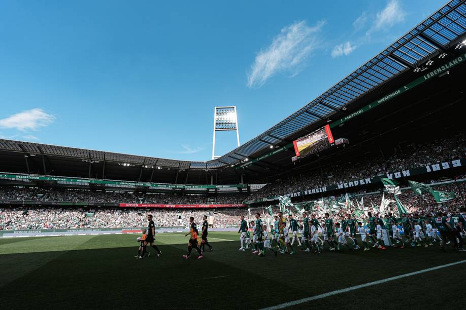 Die Mannschaften laufen ins Stadion ein.