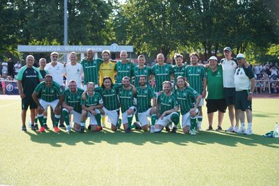 WERDER LEGENDEN mit Mannschaftsfoto vor dem Spiel gegen OT Bremen