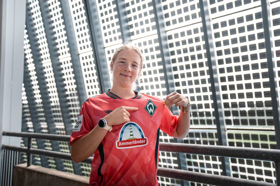 Werder-Neuzugang Elena Dhont im neuen Ausweichtrikot. Sie deutet mit ihrem rechten Zeigefinger auf die Werder-Raute.