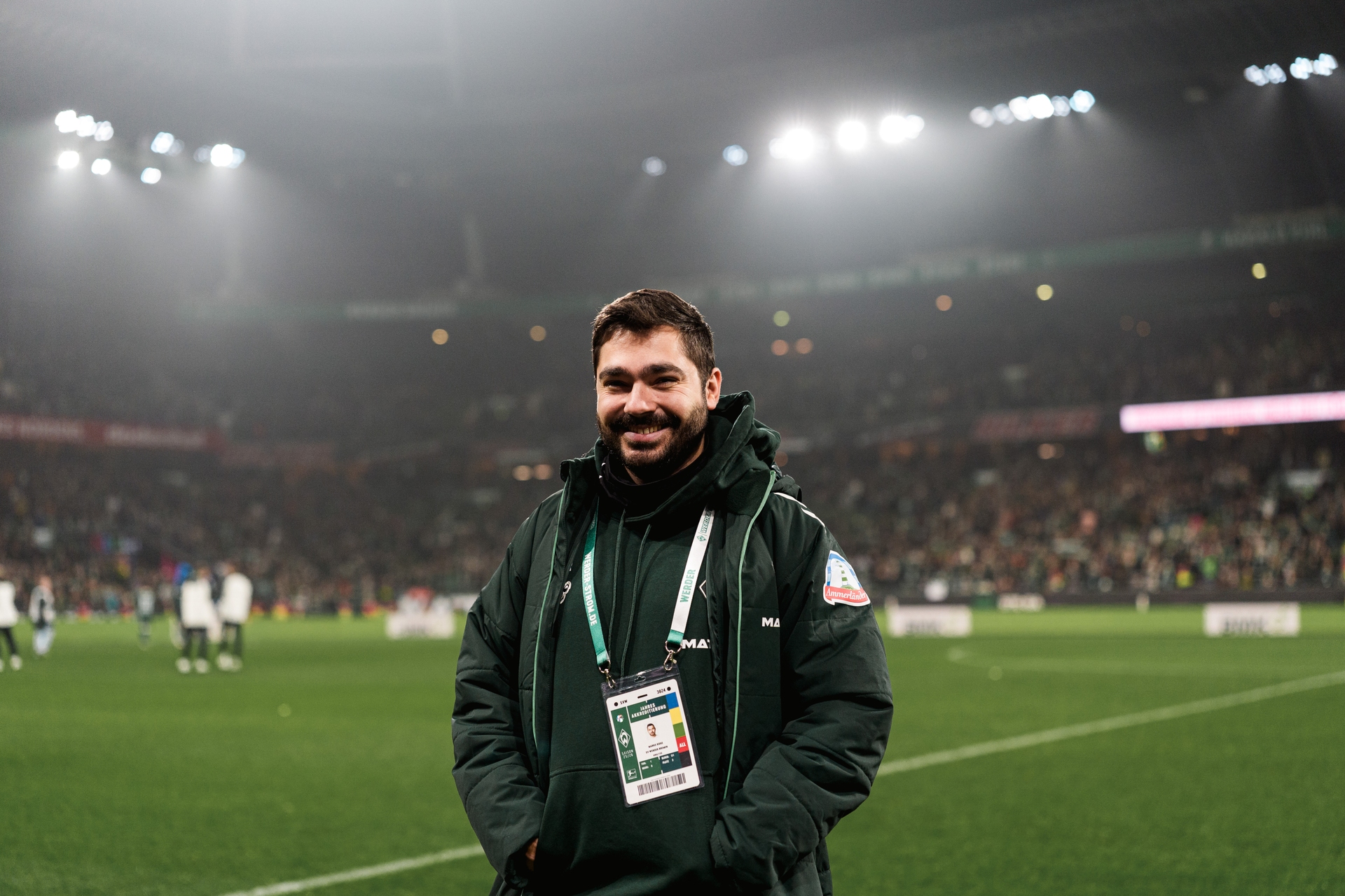 Marko Rieke lächelt in die Kamera, er steht im Weserstadion.