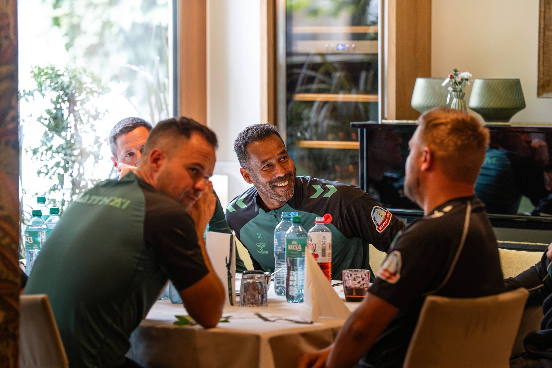 Daniel Thioune am Tisch im Teamhotel.