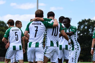 Die Spieler der U19 umarmen sich.