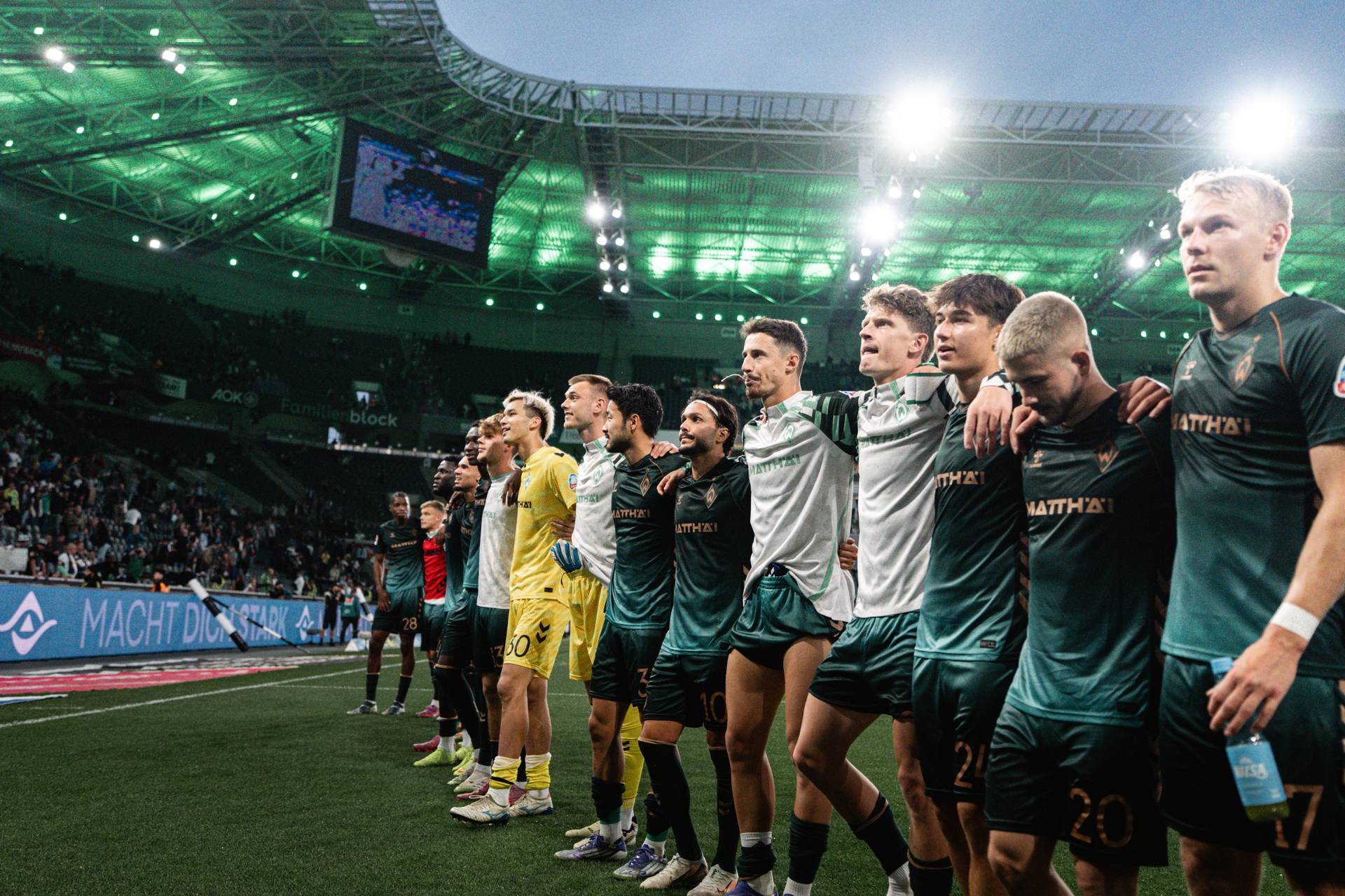 Die Mannschaft steht in Gladbach vor der Gästekurve.
