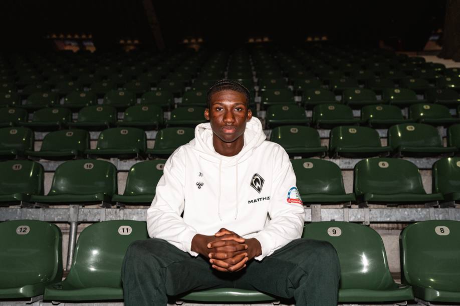 Coulibaly sitzt auf Sitzplätzen im Weserstadion.