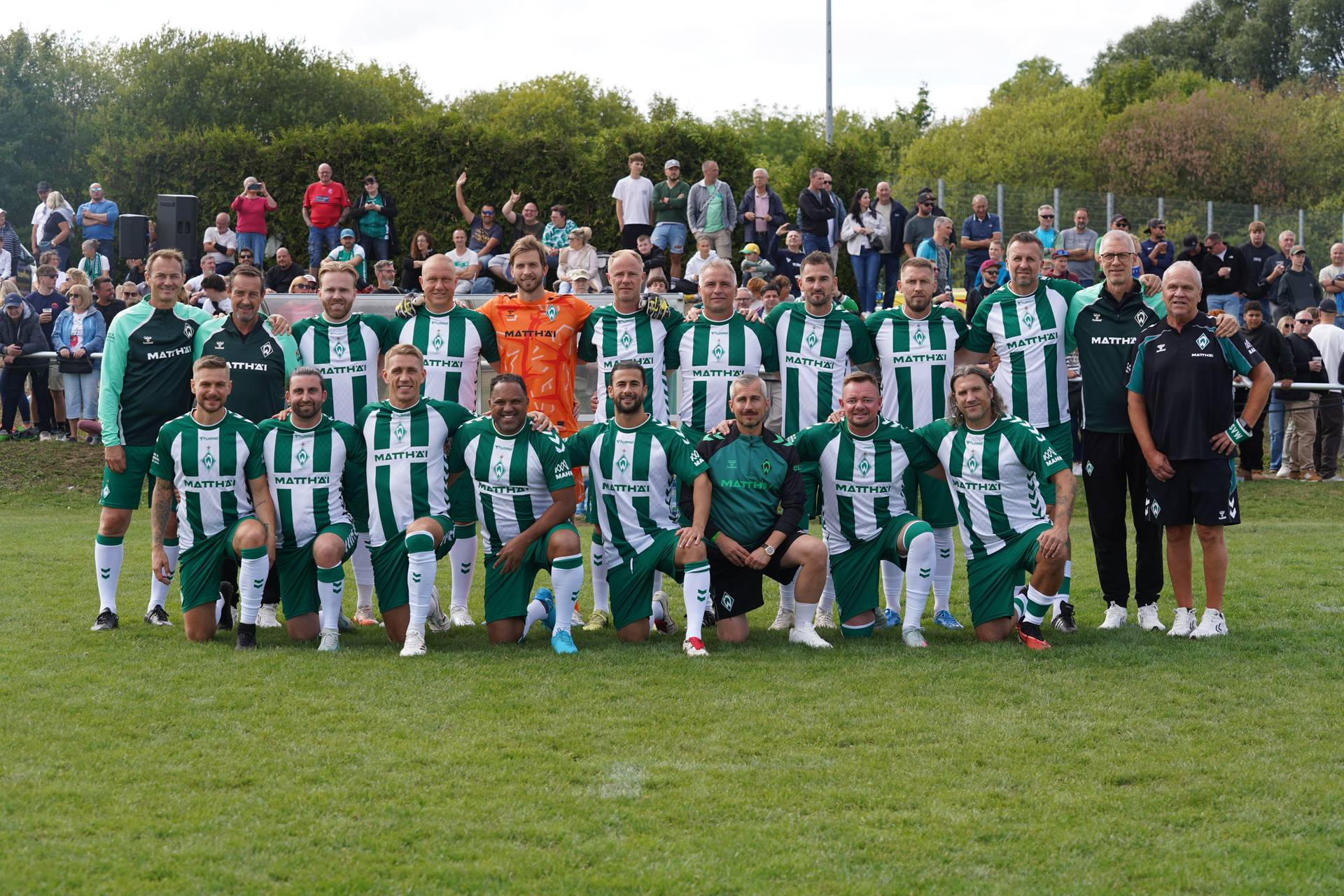Die Werder Legenden auf einem Mannschaftsfoto im Heimtrikot.
