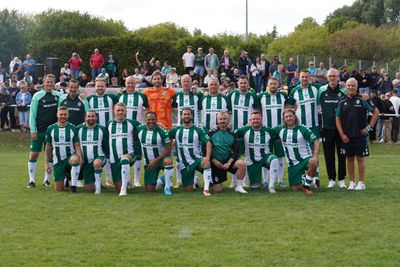 Die Werder Legenden auf einem Mannschaftsfoto im Heimtrikot.