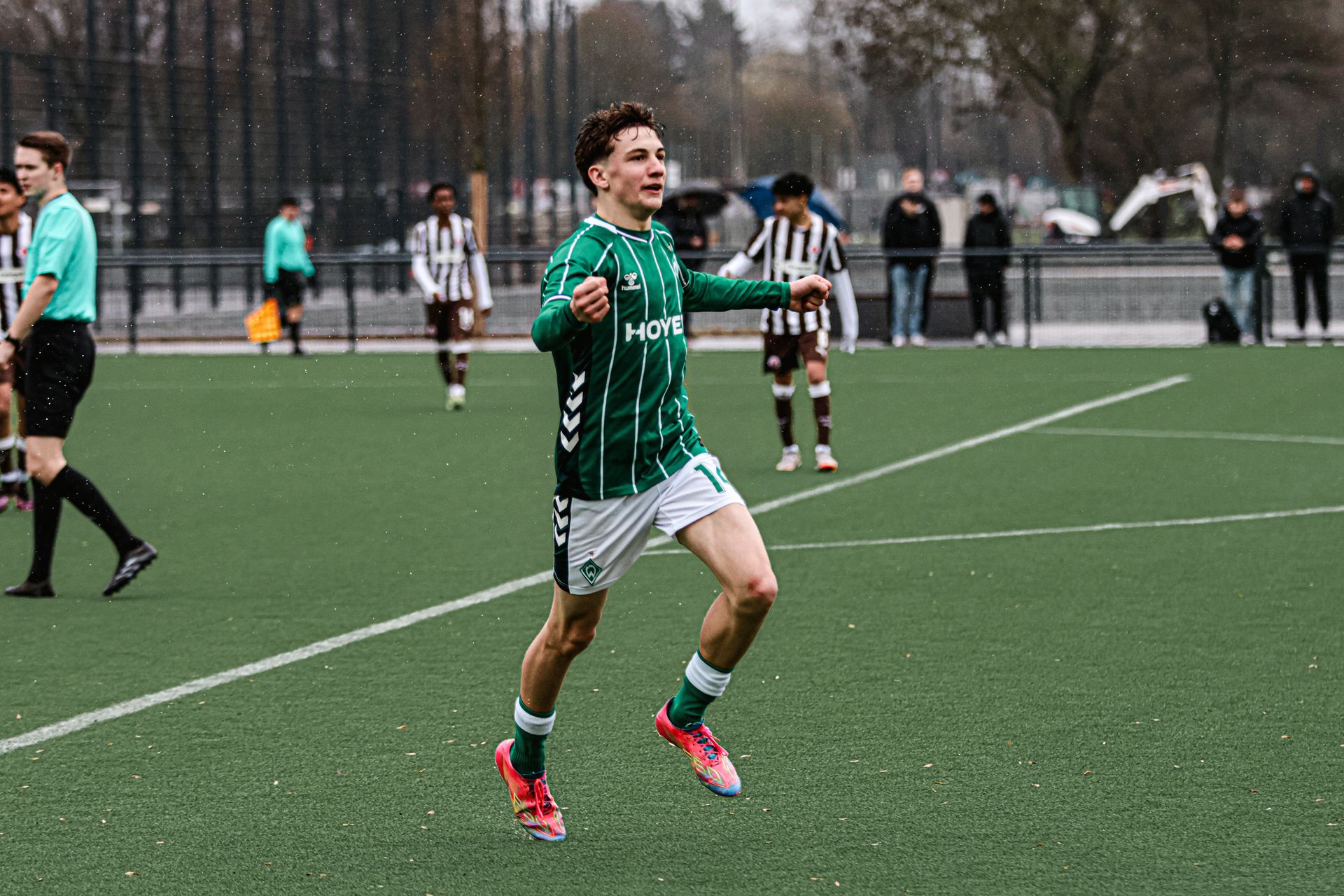 Ein Spieler der U15 beim Torjubel.