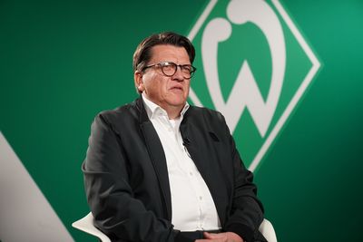 Hubertus Hess-Grunewald im TV-Studio vor einer Werder-Raute.
