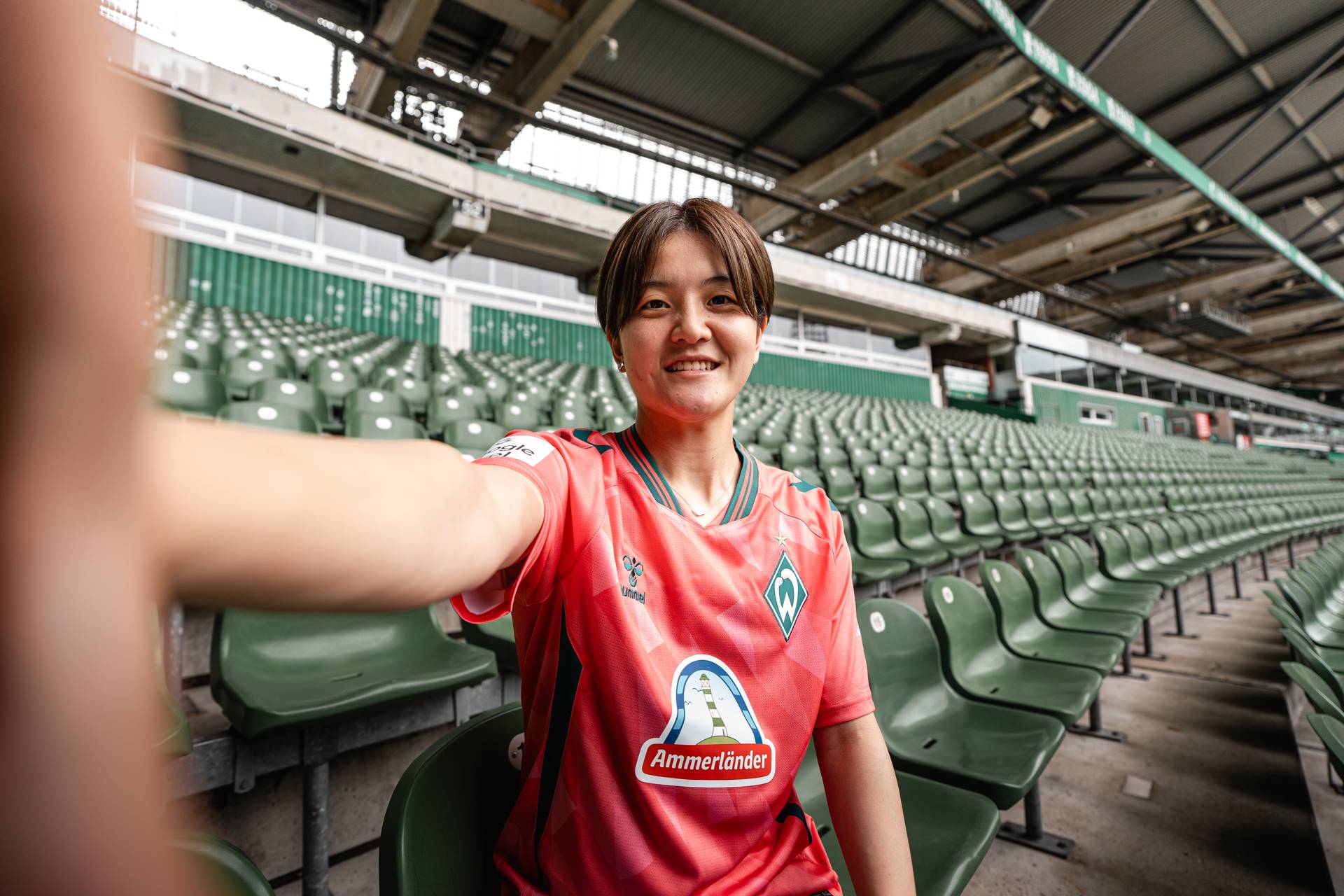 Shimada macht ein Selfie auf der Tribüne im Weserstadion.