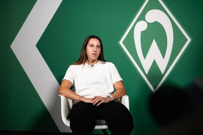 Wiktoria Zieniewicz sitzt auf einem Stuhl.