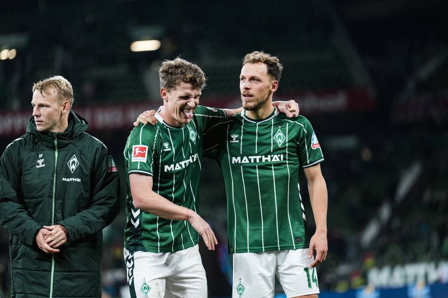 Jens Stage und Senne Lynen Arm in Arm nach einem Spiel auf dem Platz.