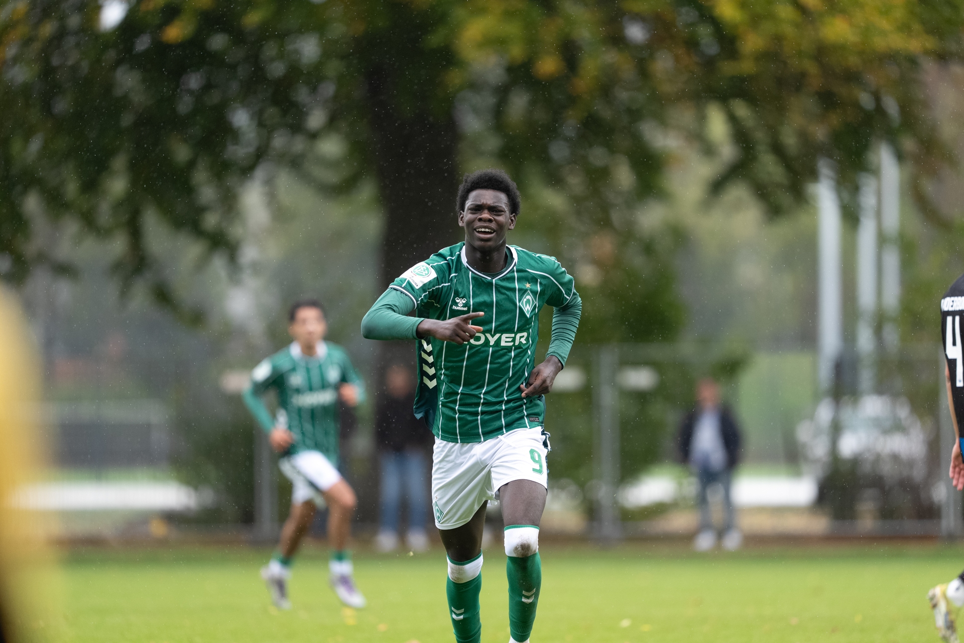 Nael Afriyie jubelt nach seinem Führungstreffer.