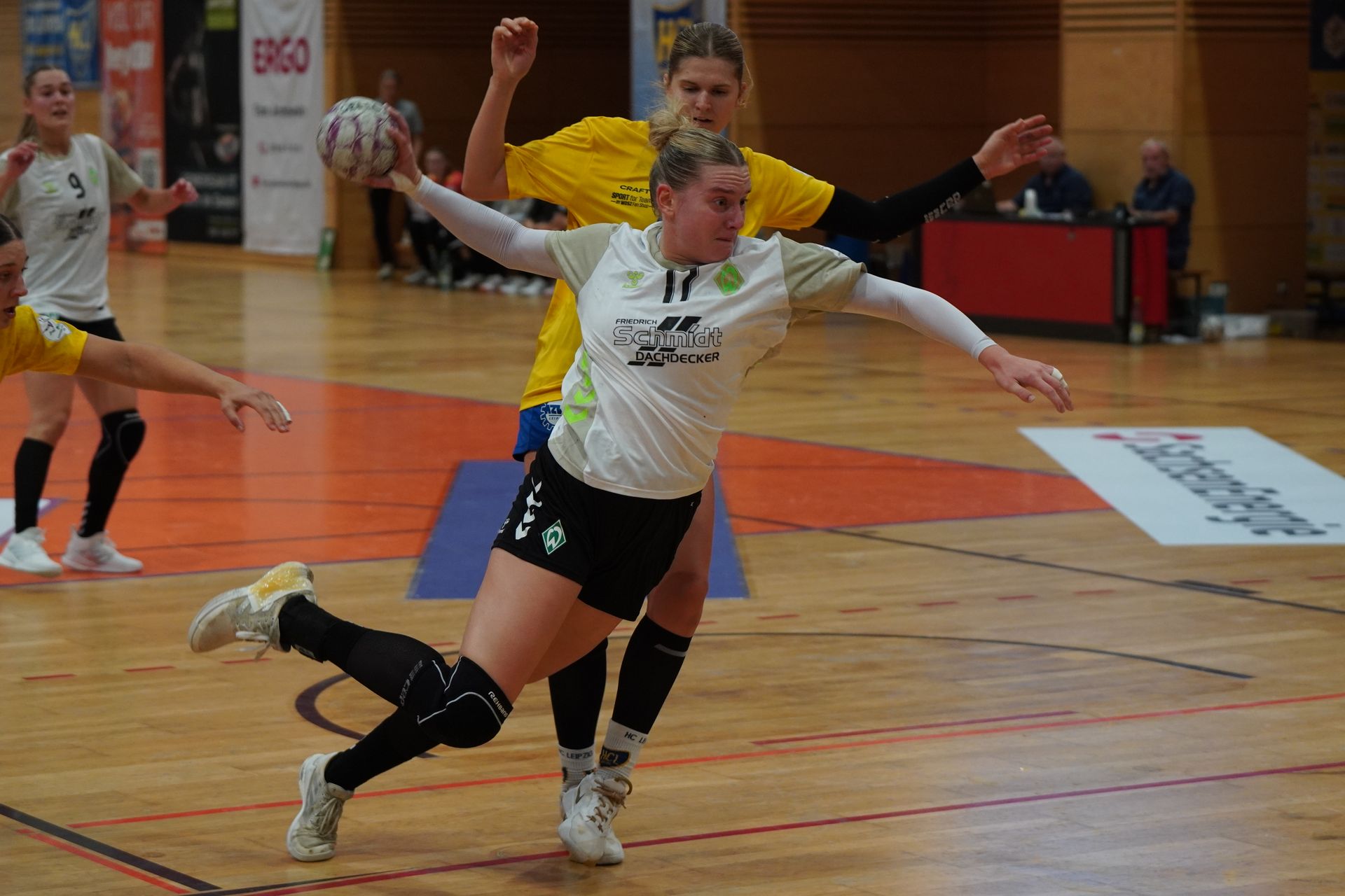 Eine Werder-Handballspielerin wirft.