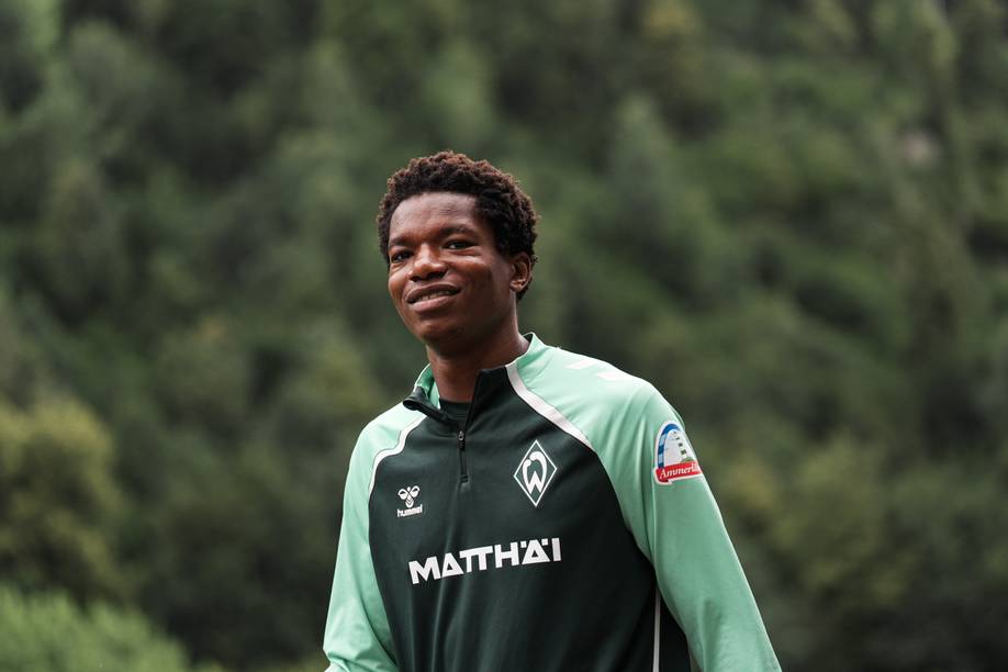 Skelly Alvero im Werder-Pullover auf dem Platz.