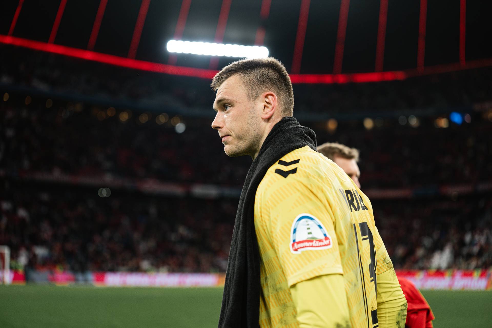 Karl Hein mit Handtuch um den Hals guckt zur Seite in der Allianz Arena